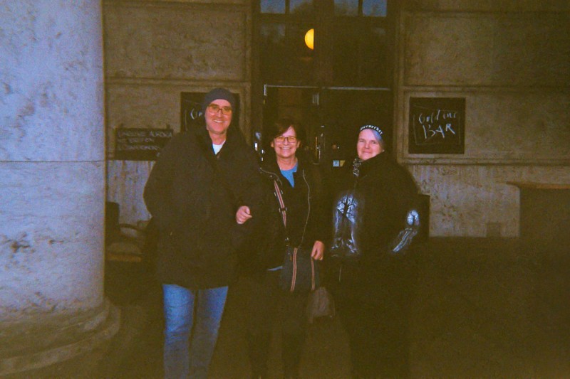 Gruppenfoto vor der goldenen Bar (Haus der Kunst)
