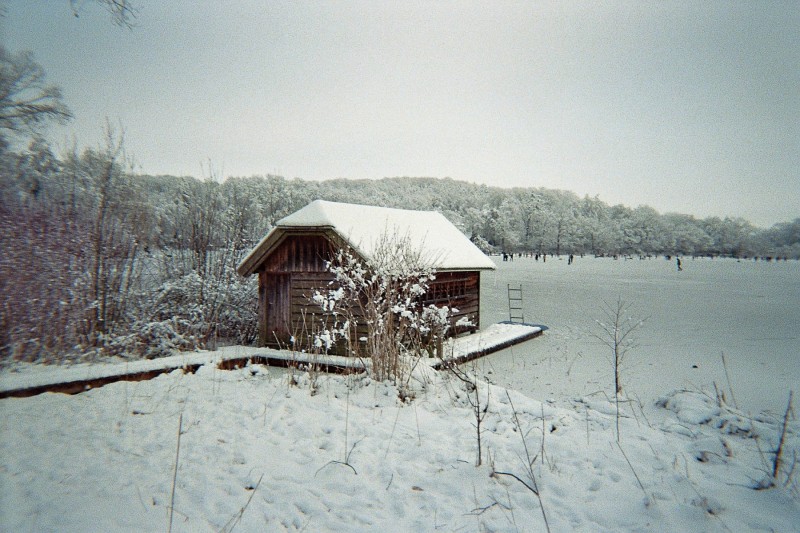 Bootshütte beim zugefrorenen Wessliner See