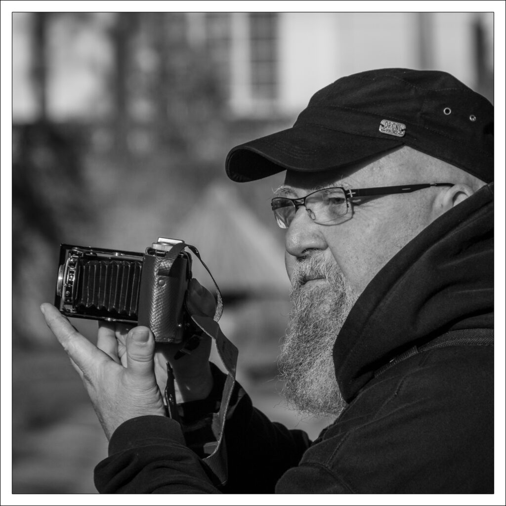 Eine Portrait von mir für die "über mich" Seite. Drauf bin ich mit einer alten analogen Kamera zu sehen.