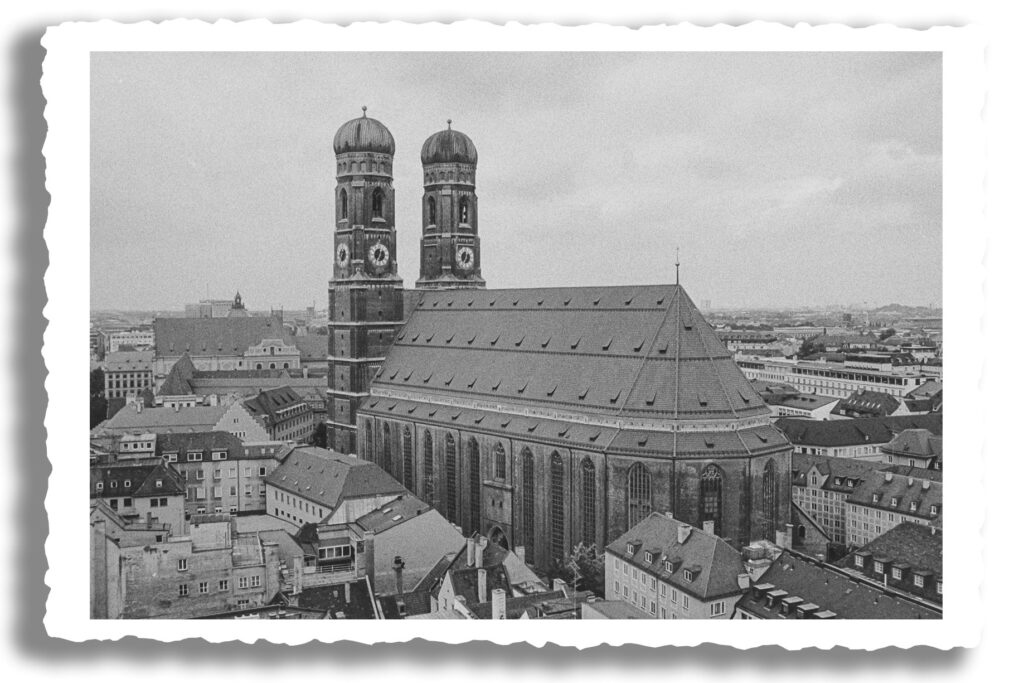 Ein älteres, von mir erstelltes schwarz/weiss Foto der Frauenkirche München. Aufgenommen von Rathaus mit einer Minolta X300
