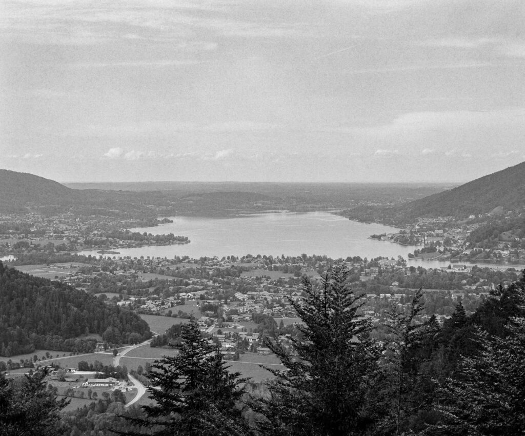 Ein schwarz/weiß Bild mit Blick auf den Tegernsee, aufgenommen vom Wallberg.