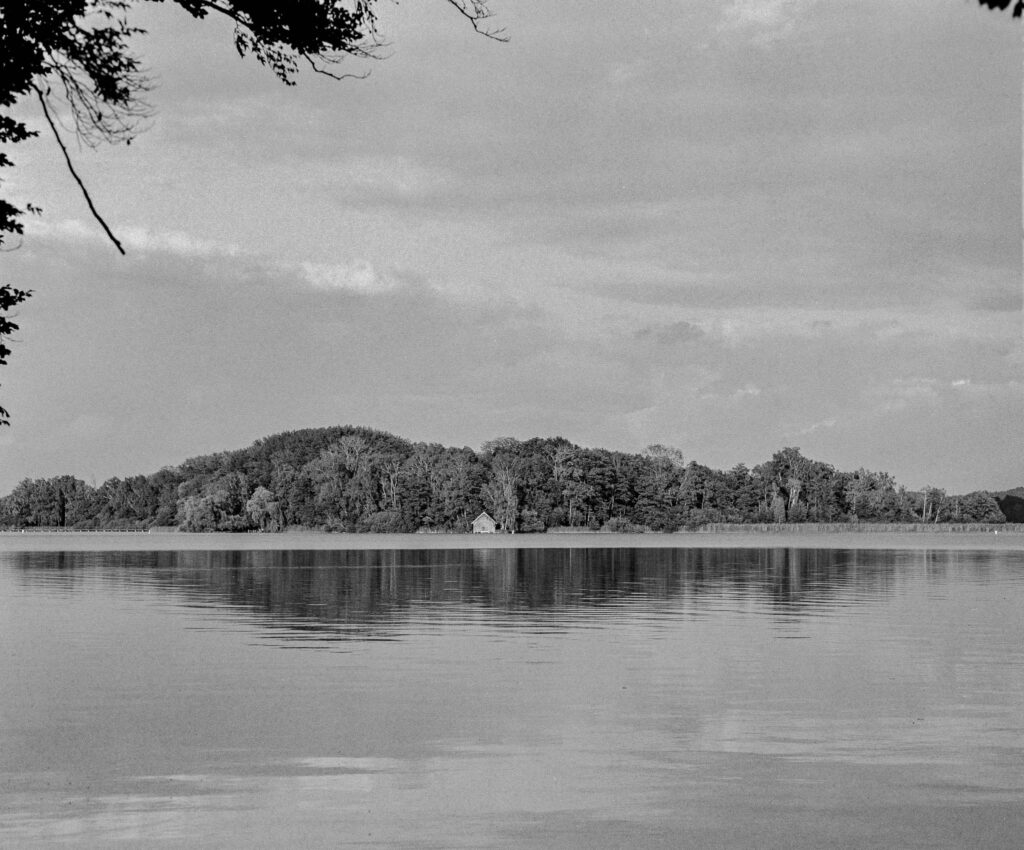 Eine schwarz/weiß Aufnahme über den Wörthsee Richtung Mausinsel.