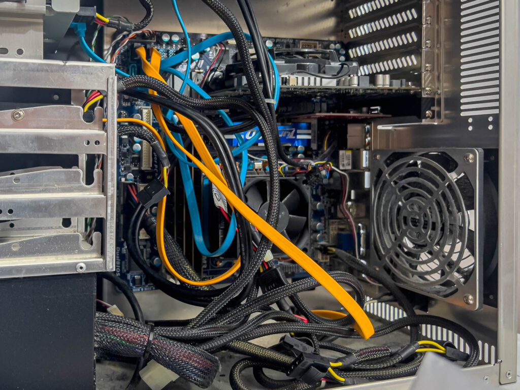 Ein Blick in das Innere eines in die Jahre gekommenen Computers.